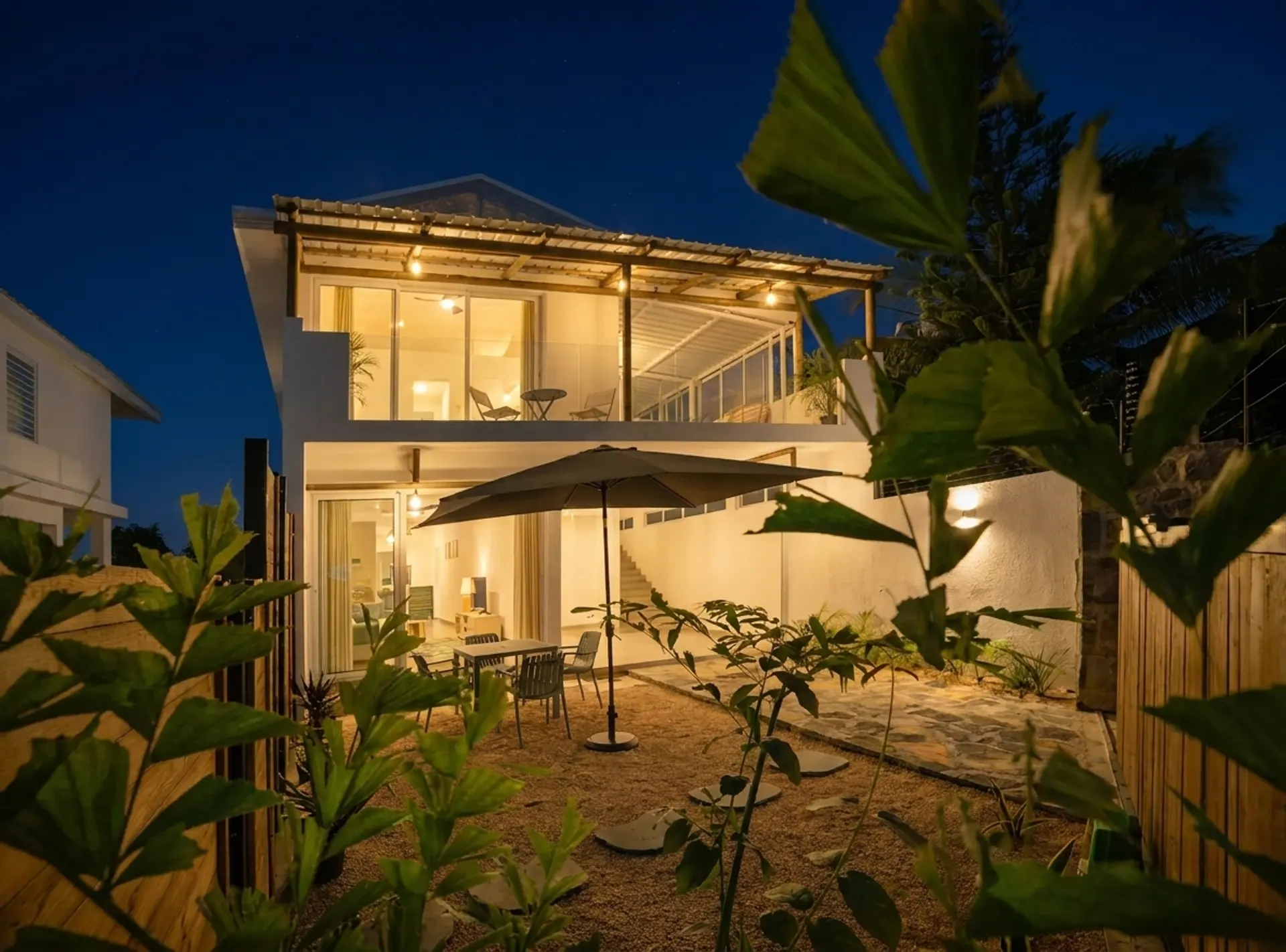 Villa Belladonna de nuit, terrasse éclairée à Roches Noires, Île Maurice