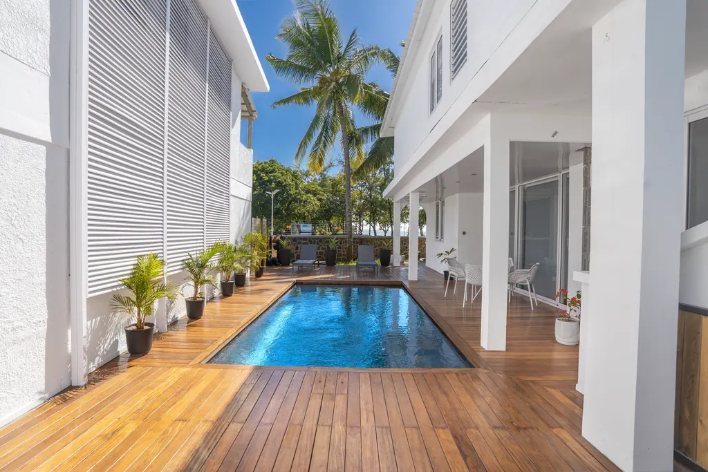 Piscine de la villa au coucher de soleil